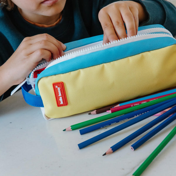 Estojo Duplo Hello Hossy em poliéster reciclado, com dois compartimentos independentes, tecido impermeável, fechos resistentes e capacidade de 1,4 litros para material escolar. Mini Sky Pop
