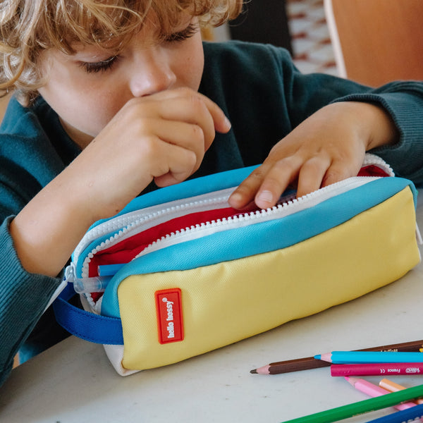 Estojo Duplo Hello Hossy em poliéster reciclado, com dois compartimentos independentes, tecido impermeável, fechos resistentes e capacidade de 1,4 litros para material escolar. Mini Sky Pop