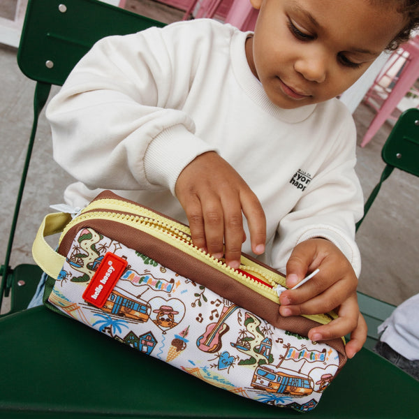 Estojo Duplo Hello Hossy em poliéster reciclado, com dois compartimentos independentes, tecido impermeável, fechos resistentes e capacidade de 1,4 litros para material escolar. San Francisco