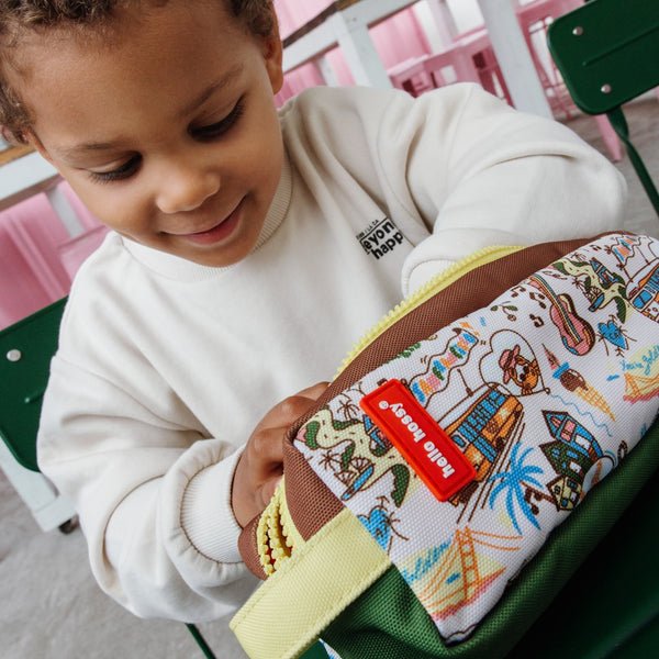Estojo Duplo Hello Hossy em poliéster reciclado, com dois compartimentos independentes, tecido impermeável, fechos resistentes e capacidade de 1,4 litros para material escolar. San Francisco