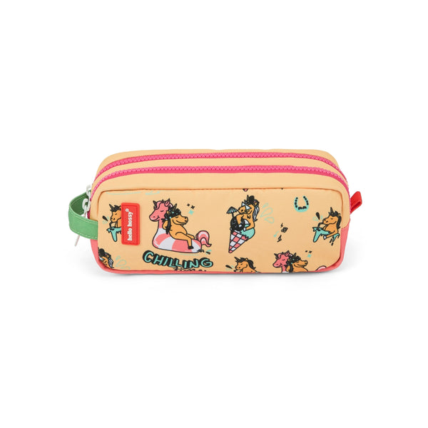 Estojo Duplo Hello Hossy em poliéster reciclado, com dois compartimentos independentes, tecido impermeável, fechos resistentes e capacidade de 1,4 litros para material escolar. Unicorn