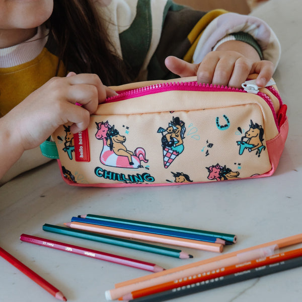 Estojo Duplo Hello Hossy em poliéster reciclado, com dois compartimentos independentes, tecido impermeável, fechos resistentes e capacidade de 1,4 litros para material escolar. Unicorn