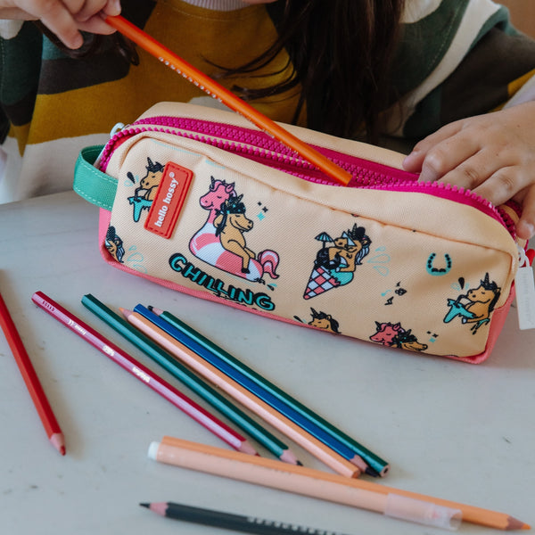 Estojo Duplo Hello Hossy em poliéster reciclado, com dois compartimentos independentes, tecido impermeável, fechos resistentes e capacidade de 1,4 litros para material escolar. Unicorn