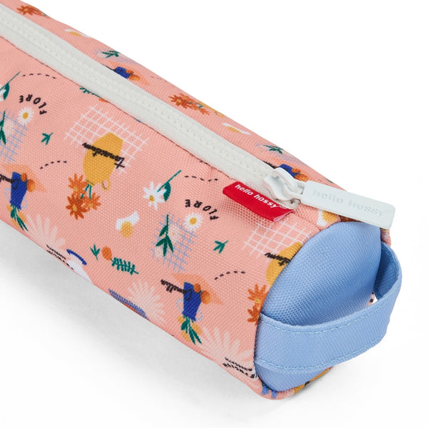 Estojo Individual Hello Hossy em poliéster reciclado, impermeável, com compartimento único espaçoso, fecho resistente e design moderno para material escolar cor flore
