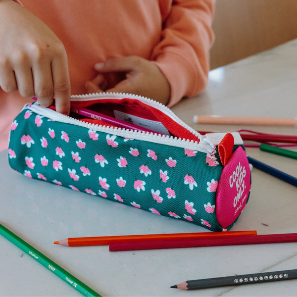Estojo Individual Hello Hossy em poliéster reciclado, impermeável, com compartimento único espaçoso, fecho resistente e design moderno para material escolar cor garden joy