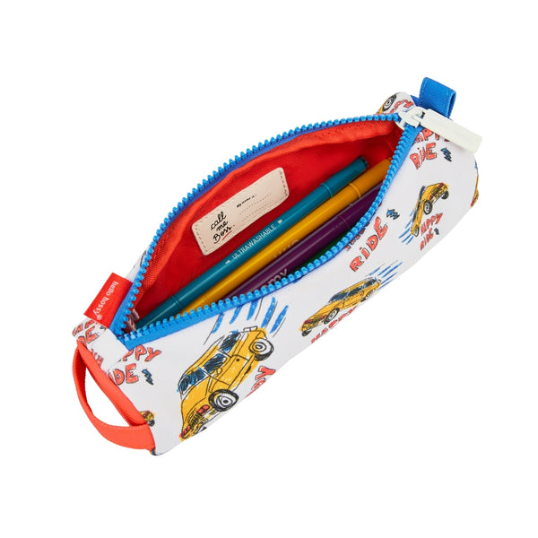 Estojo Individual Hello Hossy em poliéster reciclado, impermeável, com compartimento único espaçoso, fecho resistente e design moderno para material escolar cor happy ride