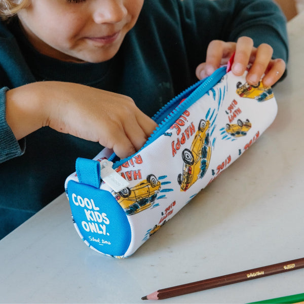 Estojo Individual Hello Hossy em poliéster reciclado, impermeável, com compartimento único espaçoso, fecho resistente e design moderno para material escolar cor happy ride