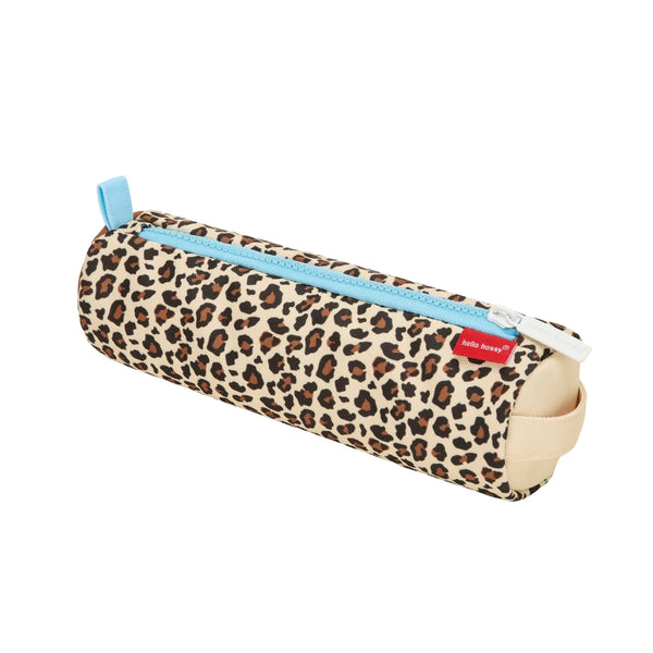 Estojo Individual Hello Hossy em poliéster reciclado, impermeável, com compartimento único espaçoso, fecho resistente e design moderno para material escolar cor leopard