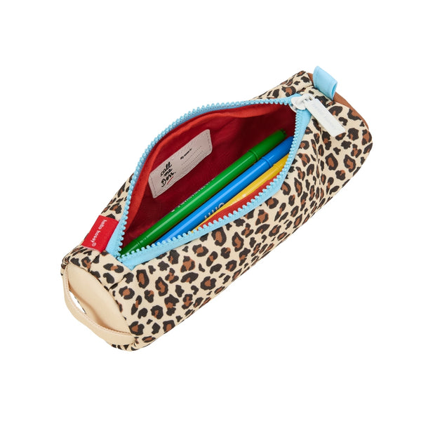 Estojo Individual Hello Hossy em poliéster reciclado, impermeável, com compartimento único espaçoso, fecho resistente e design moderno para material escolar cor leopard