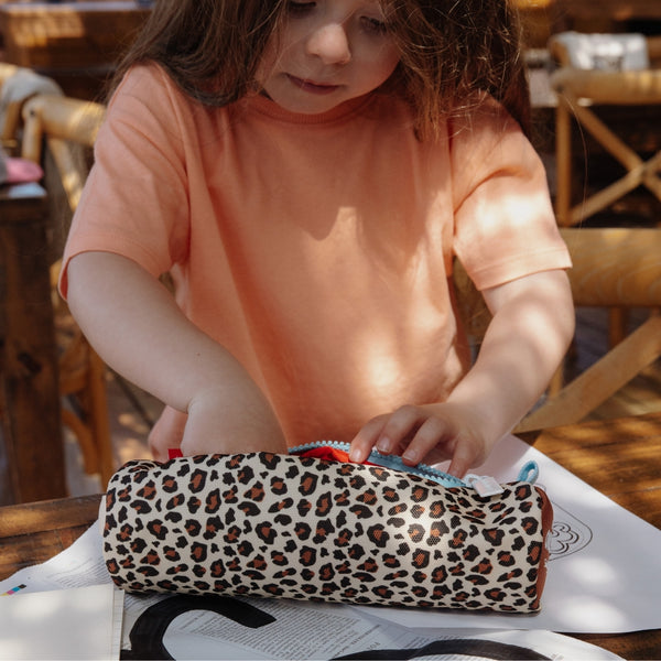 Estojo Individual Hello Hossy em poliéster reciclado, impermeável, com compartimento único espaçoso, fecho resistente e design moderno para material escolar cor leopard