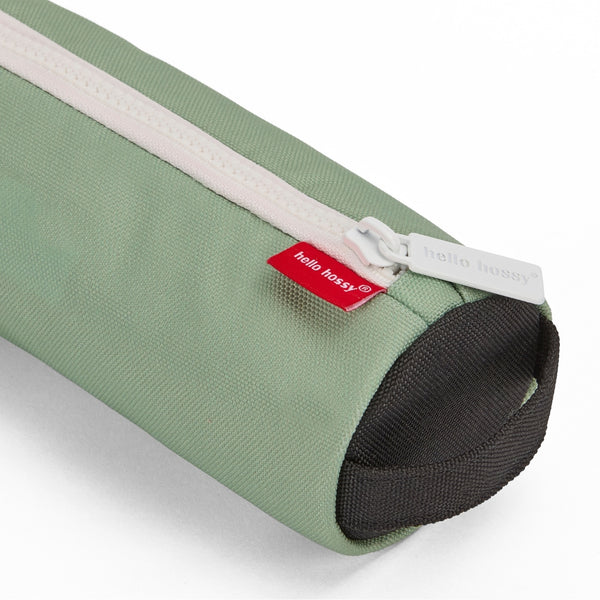 Estojo Individual Hello Hossy em poliéster reciclado, impermeável, com compartimento único espaçoso, fecho resistente e design moderno para material escolar cor mini pistache