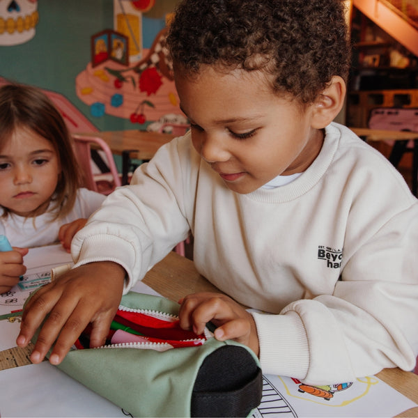 Estojo Individual Hello Hossy em poliéster reciclado, impermeável, com compartimento único espaçoso, fecho resistente e design moderno para material escolar cor mini pistache