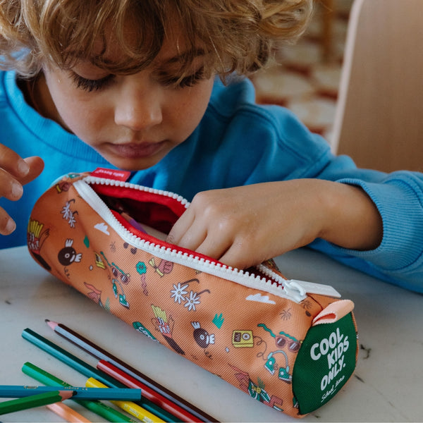 Estojo Individual Hello Hossy em poliéster reciclado, impermeável, com compartimento único espaçoso, fecho resistente e design moderno para material escolar cor music festival