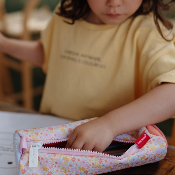 Estojo Individual Hello Hossy em poliéster reciclado, impermeável, com compartimento único espaçoso, fecho resistente e design moderno para material escolar cor retro flowers