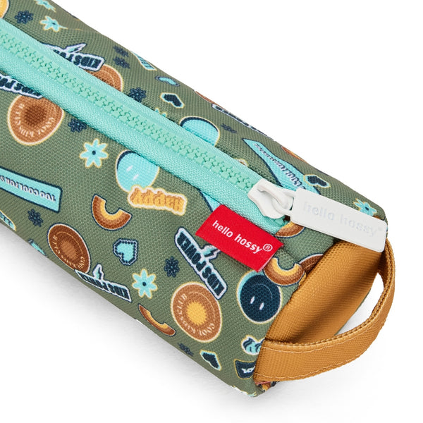 Estojo Individual Hello Hossy em poliéster reciclado, impermeável, com compartimento único espaçoso, fecho resistente e design moderno para material escolar cor smiley