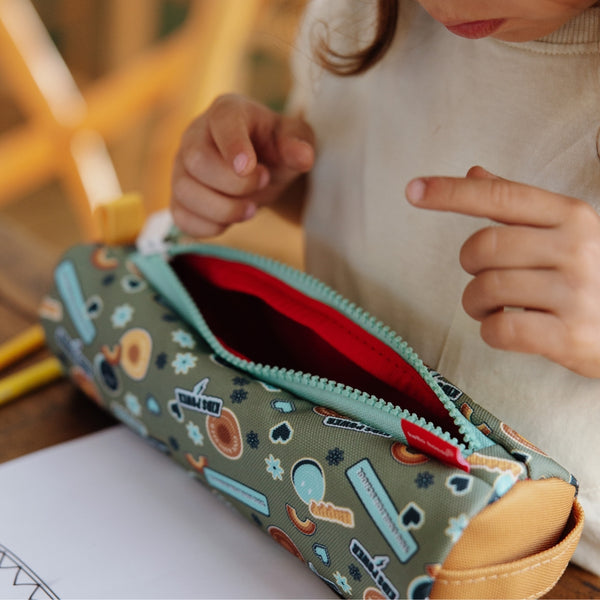 Estojo Individual Hello Hossy em poliéster reciclado, impermeável, com compartimento único espaçoso, fecho resistente e design moderno para material escolar cor smiley