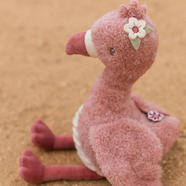 Peluche Flamingo Safari Friends de 17 cm em tecido macio de poliéster, com diferentes texturas e detalhes florais para brincar e explorar.