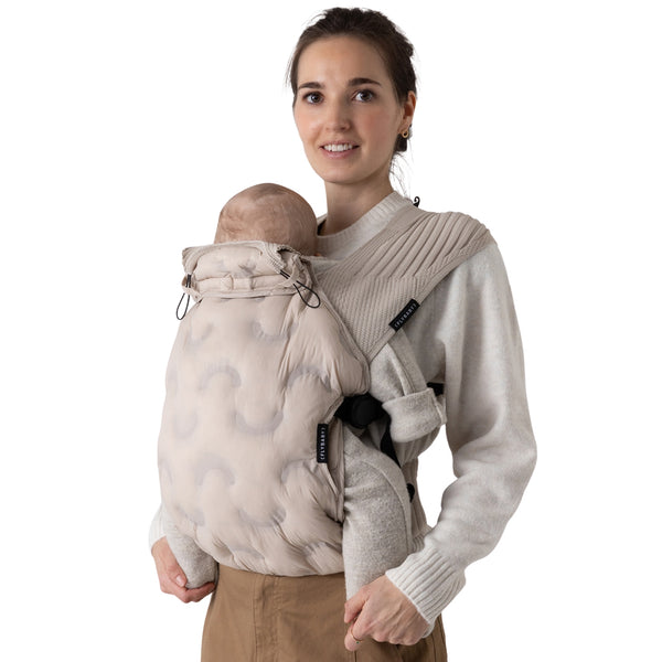 Forra de Inverno Flybaby para marsúpio porta-bebés, com isolamento térmico Primaloft®, proteção contra o frio e abertura para aquecer as mãos CREME