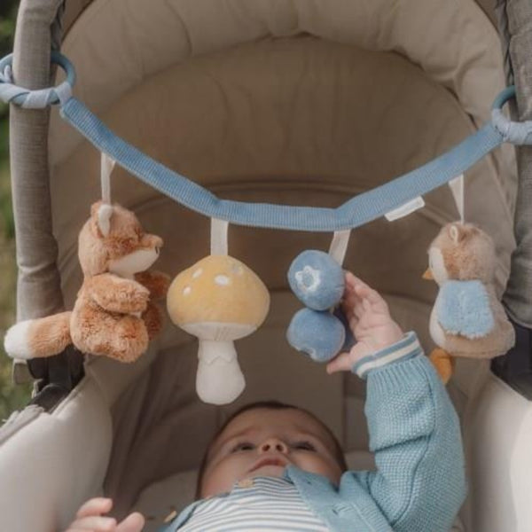Grinalda para bebé para colocar na cadeirinha, com formato leve e compacto para acompanhar os passeios e entreter o bebé. Forest Friends