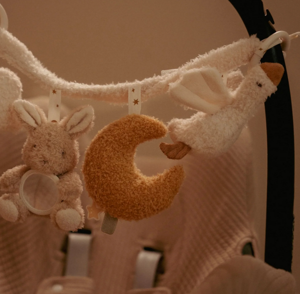 Grinalda para bebé para colocar na cadeirinha, com formato leve e compacto para acompanhar os passeios e entreter o bebé. Newborn Naturals