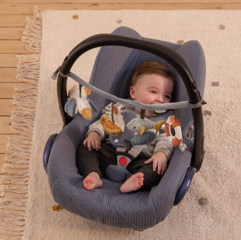 Grinalda para bebé para colocar na cadeirinha, com formato leve e compacto para acompanhar os passeios e entreter o bebé. Sailors Bay