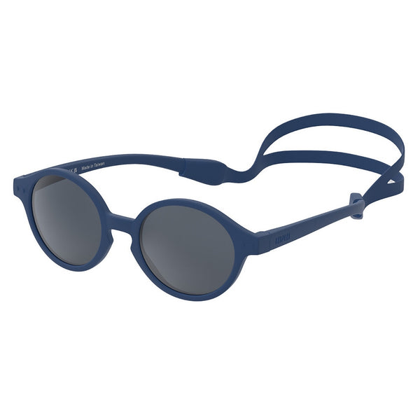 óculos de sol para bebé da Izipizi modelo #D na cor azul ganga