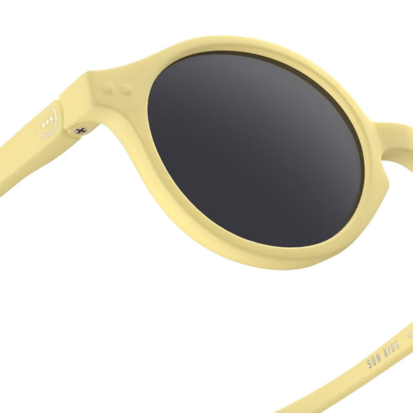 óculos de sol para bebé da Izipizi modelo #D na cor lemonade
