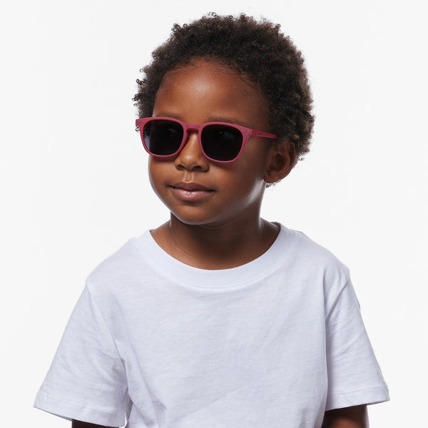 Óculos de sol para crianças da IziPizi modelo #E na cor vermelho cranberry