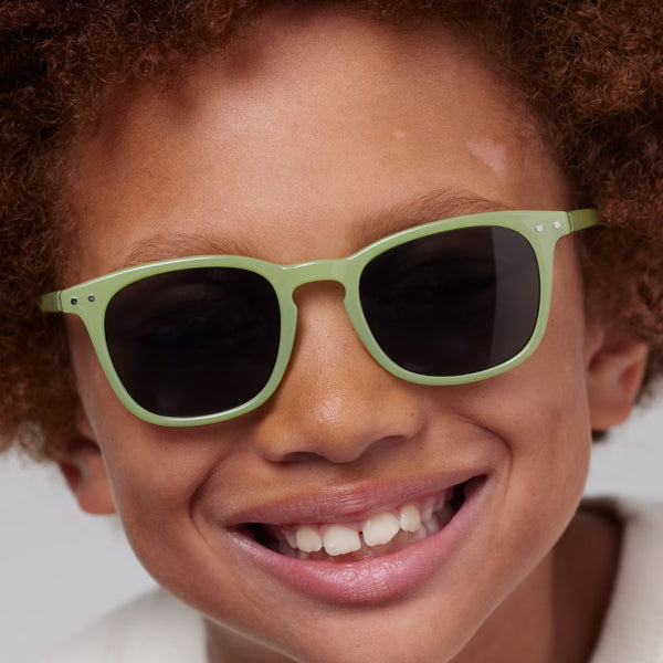 Óculos de sol para crianças da IziPizi modelo #E na cor verde pêra