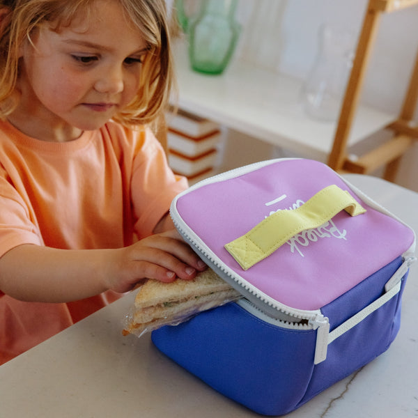 Lancheira Grande Hello Hossy com interior isotérmico, tecido impermeável, bolso interior e exterior, pega de transporte e capacidade de 3 litros em poliéster reciclado. Mini Lavendy