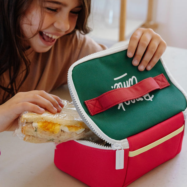 Lancheira Grande Hello Hossy com interior isotérmico, tecido impermeável, bolso interior e exterior, pega de transporte e capacidade de 3 litros em poliéster reciclado. Mini Pasteque