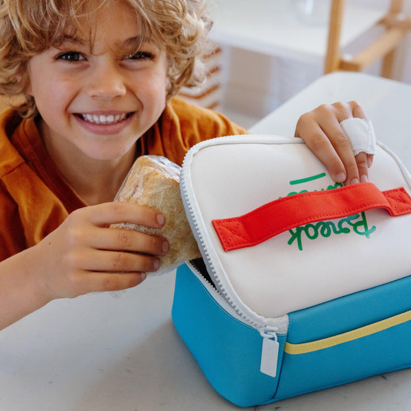 Lancheira Grande Hello Hossy com interior isotérmico, tecido impermeável, bolso interior e exterior, pega de transporte e capacidade de 3 litros em poliéster reciclado. Mini Sky Pop