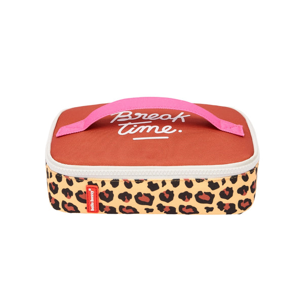 Lancheira Pequena Hello Hossy com interior isotérmico, tecido impermeável, pega de transporte, capacidade de 1,7 litros e fabrico em poliéster reciclado, ideal para creche e escola. Leopard