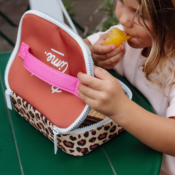 Lancheira Pequena Hello Hossy com interior isotérmico, tecido impermeável, pega de transporte, capacidade de 1,7 litros e fabrico em poliéster reciclado, ideal para creche e escola. Leopard