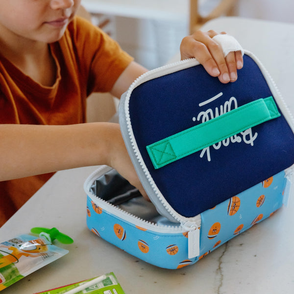 Lancheira Pequena Hello Hossy com interior isotérmico, tecido impermeável, pega de transporte, capacidade de 1,7 litros e fabrico em poliéster reciclado, ideal para creche e escola. Bball Crew