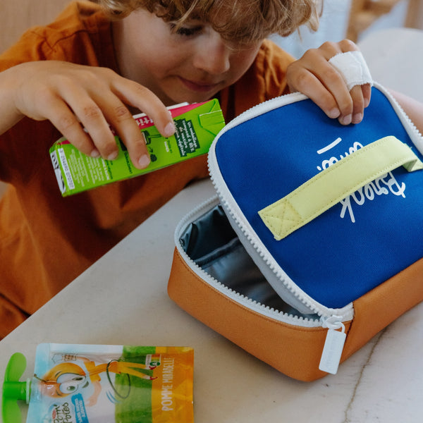 Lancheira Pequena Hello Hossy com interior isotérmico, tecido impermeável, pega de transporte, capacidade de 1,7 litros e fabrico em poliéster reciclado, ideal para creche e escola. Blue Canyon