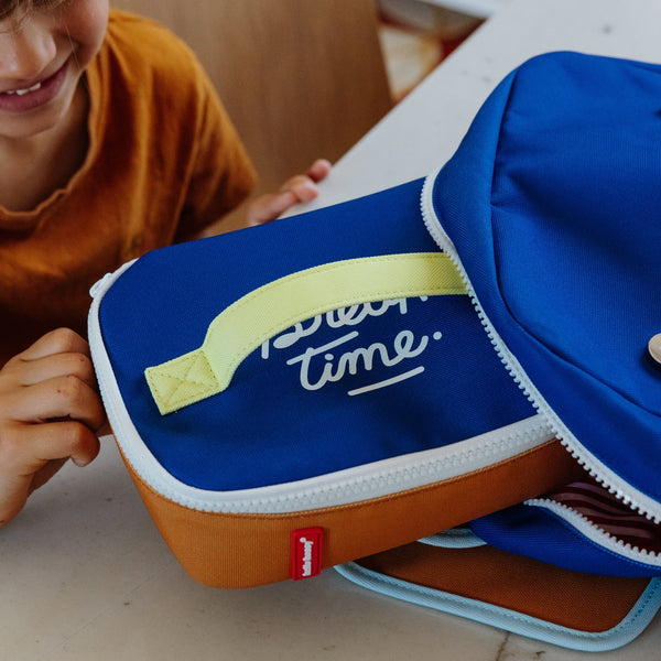 Lancheira Pequena Hello Hossy com interior isotérmico, tecido impermeável, pega de transporte, capacidade de 1,7 litros e fabrico em poliéster reciclado, ideal para creche e escola. Blue Canyon