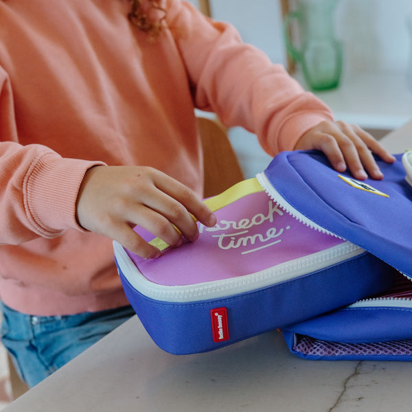 Lancheira Pequena Hello Hossy com interior isotérmico, tecido impermeável, pega de transporte, capacidade de 1,7 litros e fabrico em poliéster reciclado, ideal para creche e escola. Lavendy