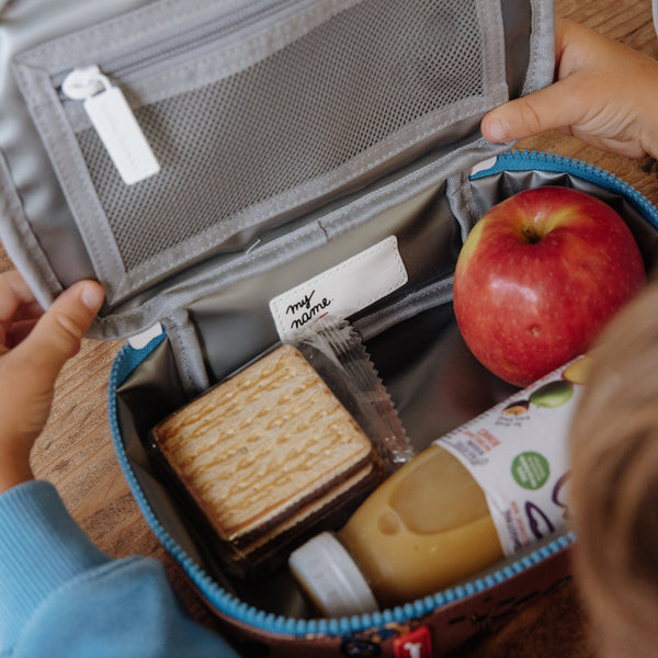 Lancheira Pequena Hello Hossy com interior isotérmico, tecido impermeável, pega de transporte, capacidade de 1,7 litros e fabrico em poliéster reciclado, ideal para creche e escola. Mascots Ride