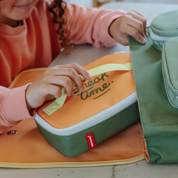 Lancheira Pequena Hello Hossy com interior isotérmico, tecido impermeável, pega de transporte, capacidade de 1,7 litros e fabrico em poliéster reciclado, ideal para creche e escola. Safari