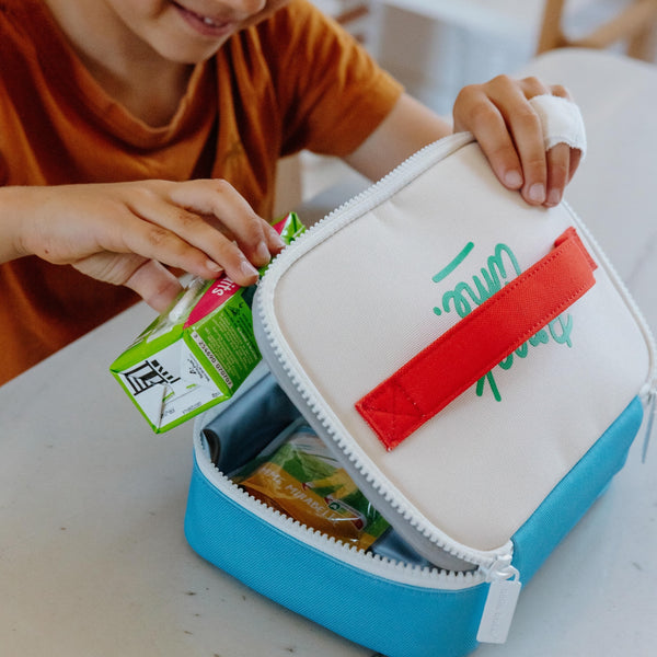 Lancheira Pequena Hello Hossy com interior isotérmico, tecido impermeável, pega de transporte, capacidade de 1,7 litros e fabrico em poliéster reciclado, ideal para creche e escola. Sky Pop