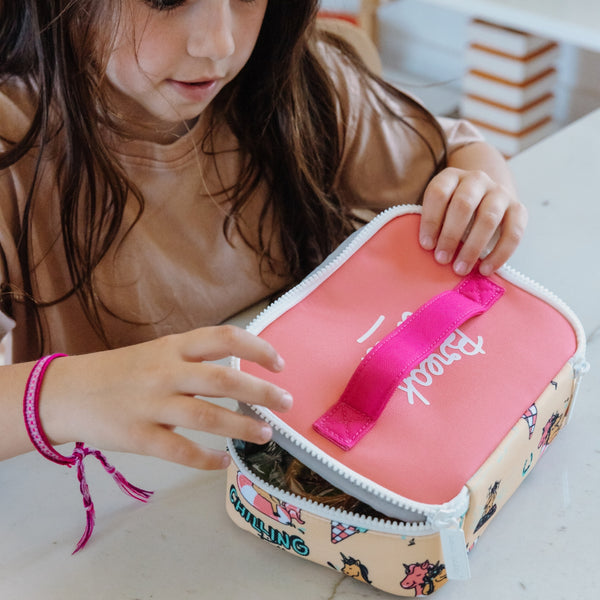 Lancheira Pequena Hello Hossy com interior isotérmico, tecido impermeável, pega de transporte, capacidade de 1,7 litros e fabrico em poliéster reciclado, ideal para creche e escola. Unicorn