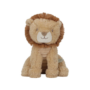 Peluche Leão Safari Friends de 17 cm em poliéster macio, com juba, detalhes bordados e elementos decorativos inspirados na natureza.