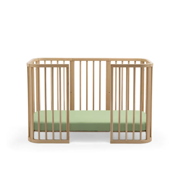 Lençol de baixo Stokke Nighti Bed em percal de algodão 100% orgânico, suave e respirável, para colchão de 60 × 120 cm. 
Sage green