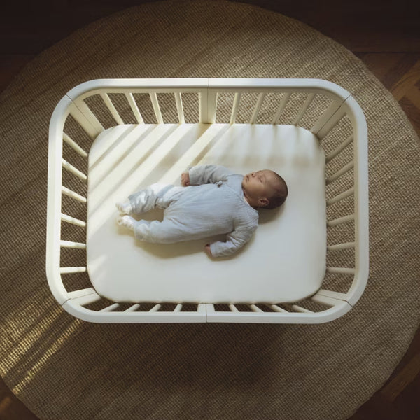 Lençol de baixo Stokke Nighti Mini em percal de algodão 100% orgânico, suave e respirável, para colchão de 60 × 80 cm.
Birch Beige