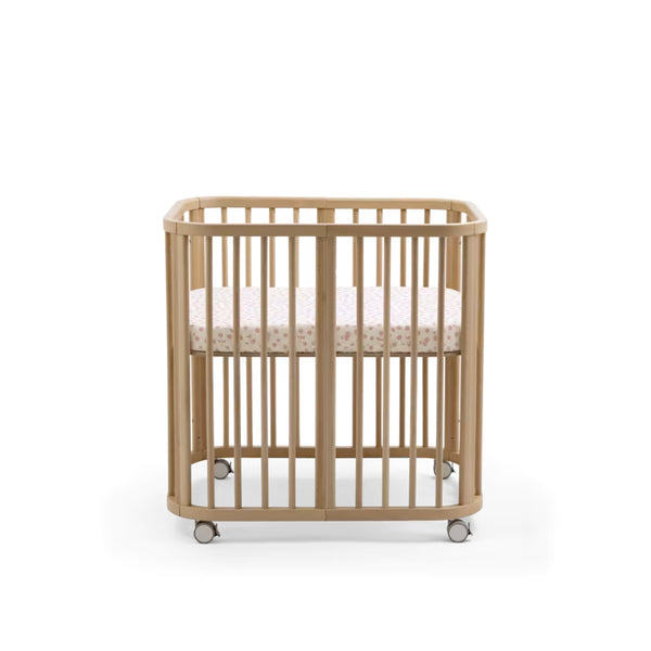 Lençol de baixo Stokke Nighti Mini em percal de algodão 100% orgânico, suave e respirável, para colchão de 60 × 80 cm.
Wild Rose