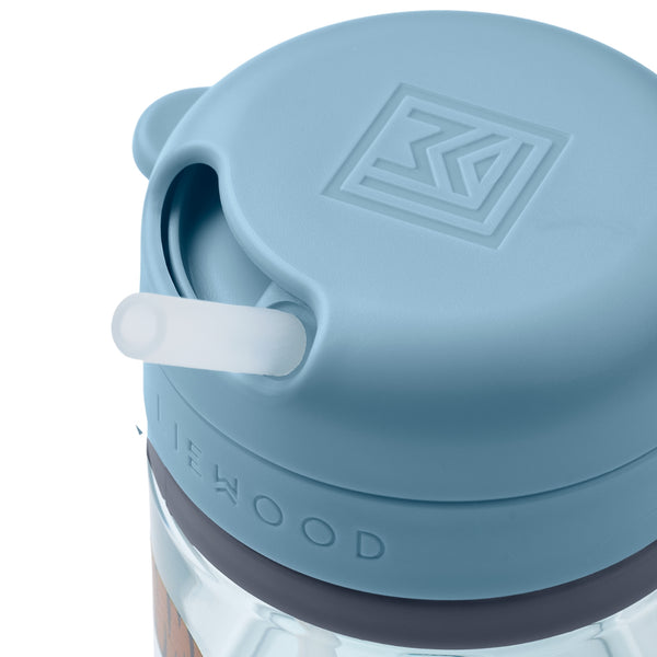 Copo de Tritan com palha de silicone de 280 ml, sistema de rotação e bloqueio e design resistente para crianças a partir dos 12 meses.
Fun Beach Blue