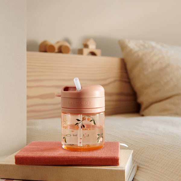 Copo de Tritan com palha de silicone de 280 ml, sistema de rotação e bloqueio e design resistente para crianças a partir dos 12 meses.
Peach Sea Shell