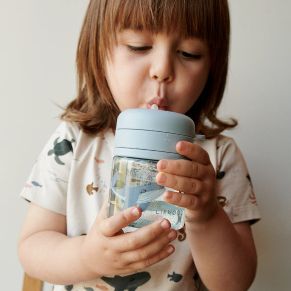 Copo de Tritan com palha de silicone de 280 ml, sistema de rotação e bloqueio e design resistente para crianças a partir dos 12 meses.
Sea Creature Sandy