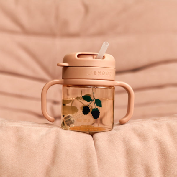 Copo infantil de Tritan com asas e palha de silicone, capacidade de 280 ml e tampa com sistema de bloqueio para beber de forma autónoma.
Barry Pale Tuscany
